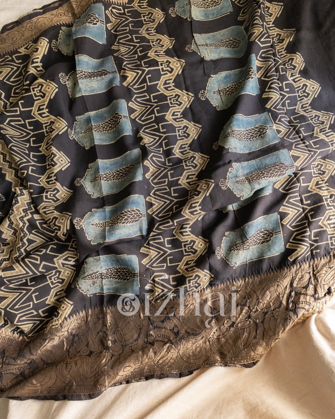Paruvam || Black ajrak - Izhai